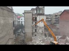 Cần cẩu dài 15 mét của Hyundai 150 được sử dụng để phá dỡ các tòa nhà